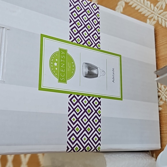 Scentsy Adelaide Electric Amber Nightlight Wall Wax Warmer - Picture 4 of 7